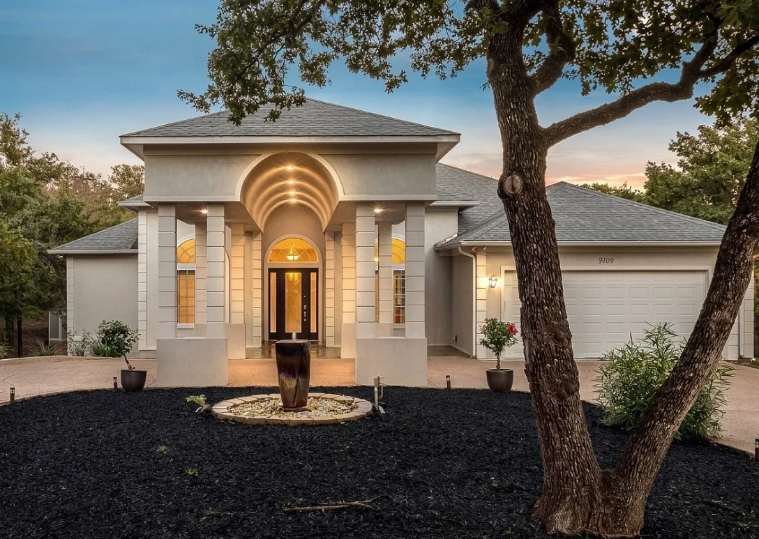 2109 Cooks Lane Fort Worth — Front Entry